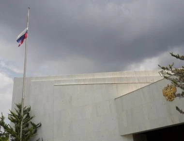 Μεσίστιες οι σημαίες της ρωσικής πρεσβείας στην Ελλάδα - «Συμμεριζόμαστε το πένθος του αδελφικού λαού της Ελλάδος»